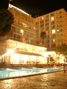 Hotel_Horizonte___Fachada_y_piscina_min_0